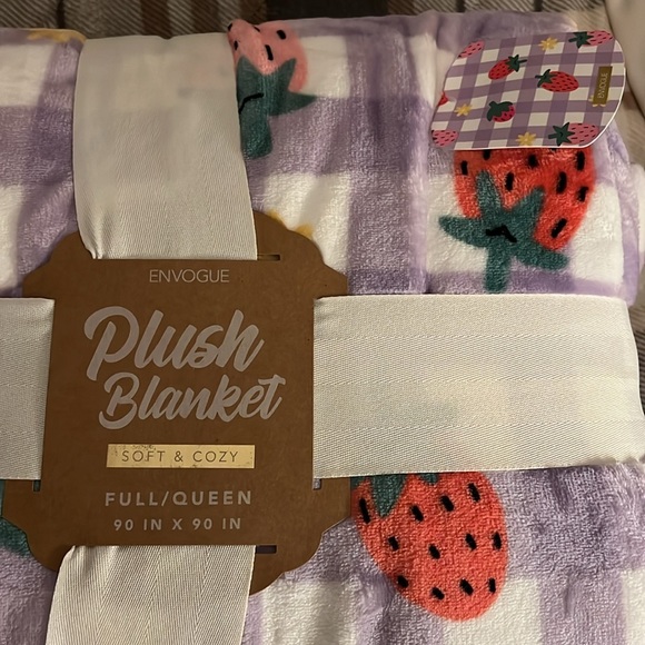 NEW!! Strawberry super soft queen size blanket! Viral! BN with tags - Picture 3 of 6